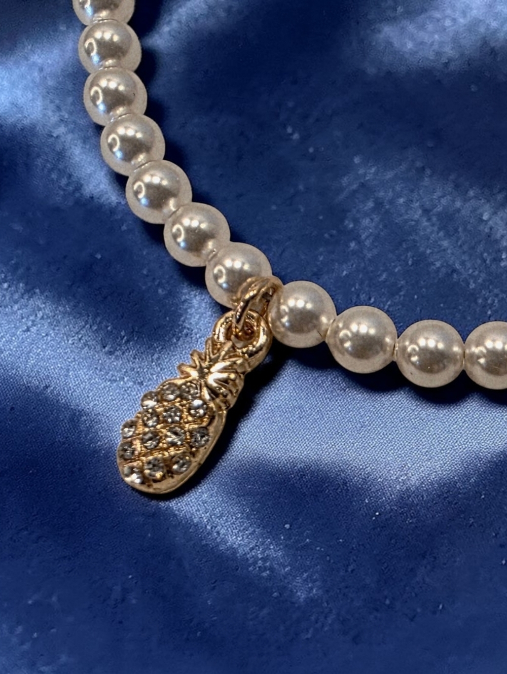 Opalescent Pearl Beaded Bracelet with Pineapple Charm by Fucci Minnulli - Picture 4 of 5